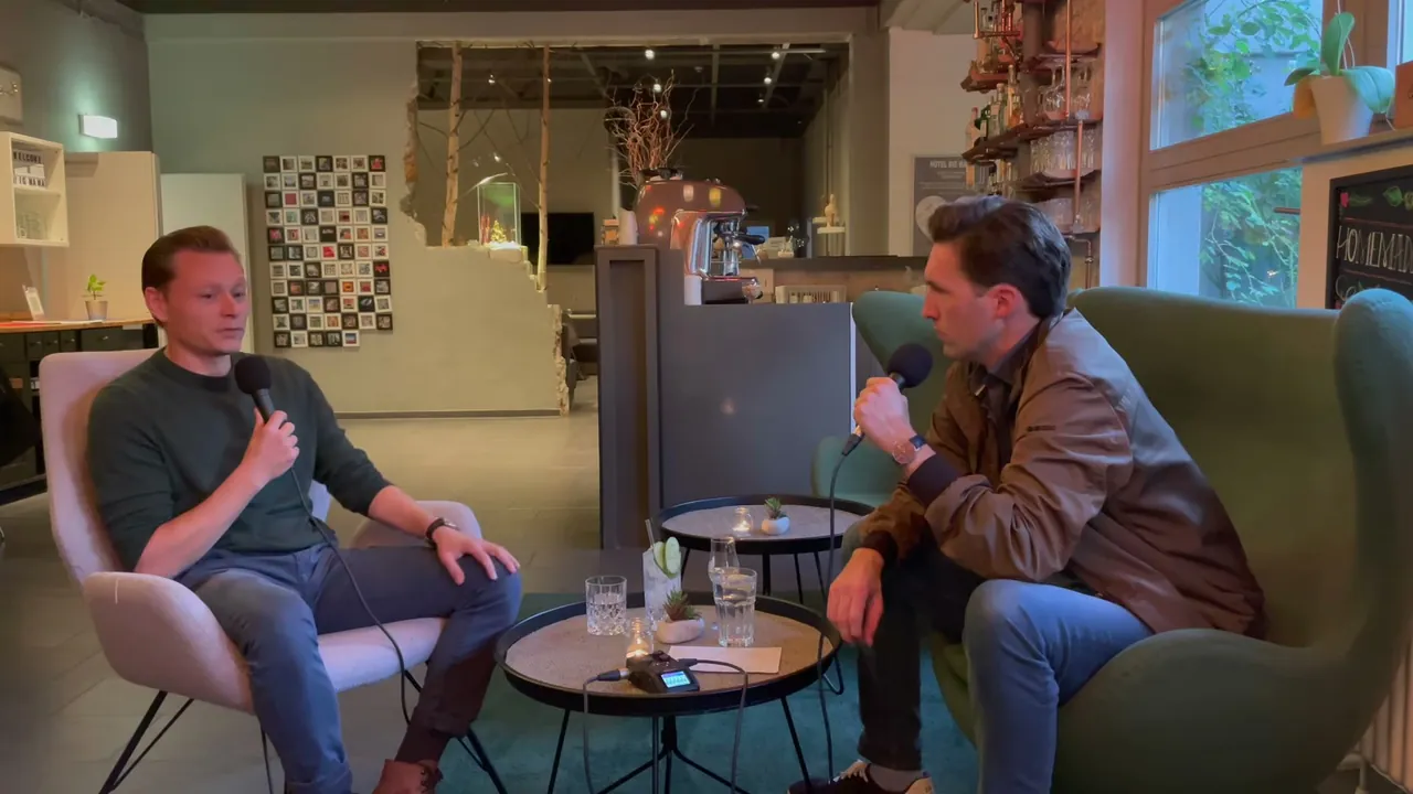 Standbild aus der Episode mit David-Friedemann Henning