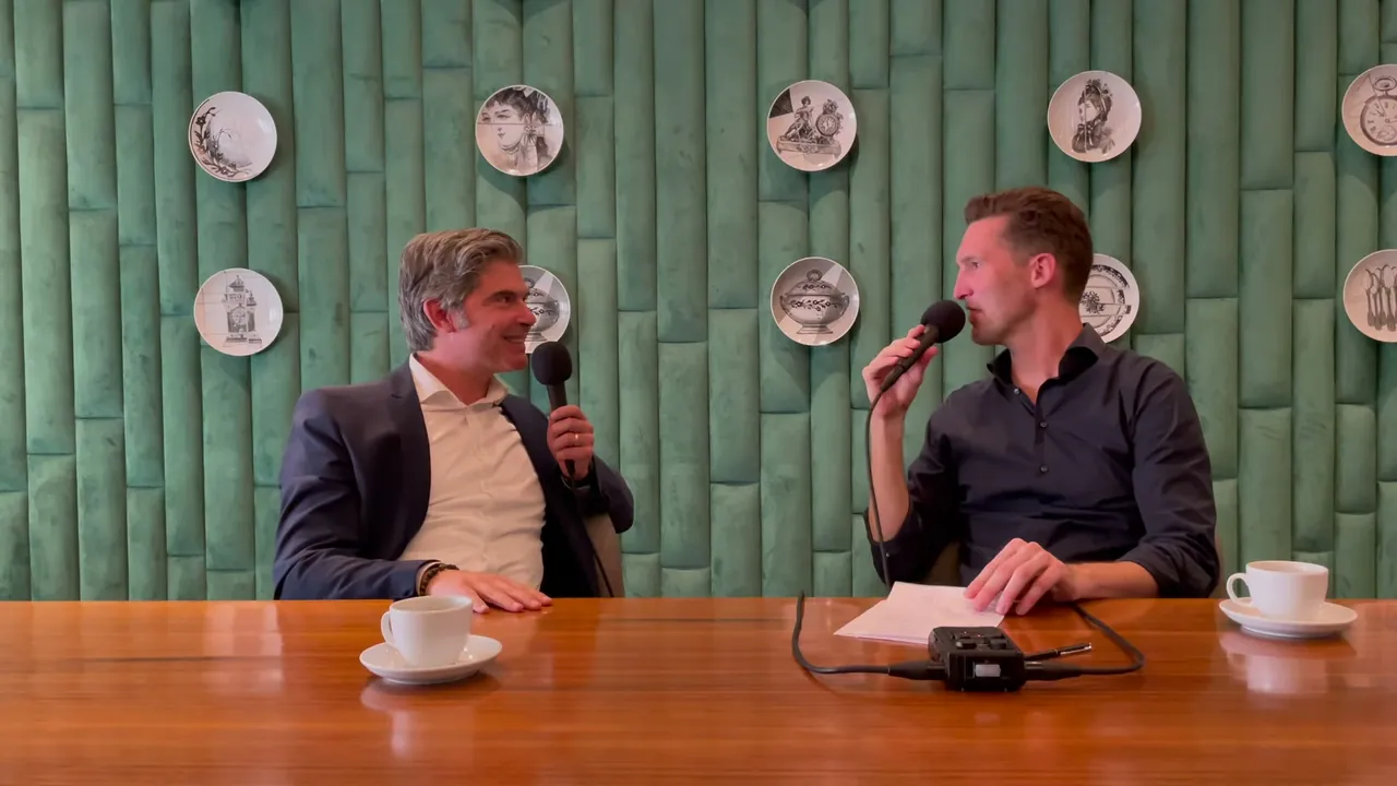 Standbild aus der Episode mit Burak Ünver
