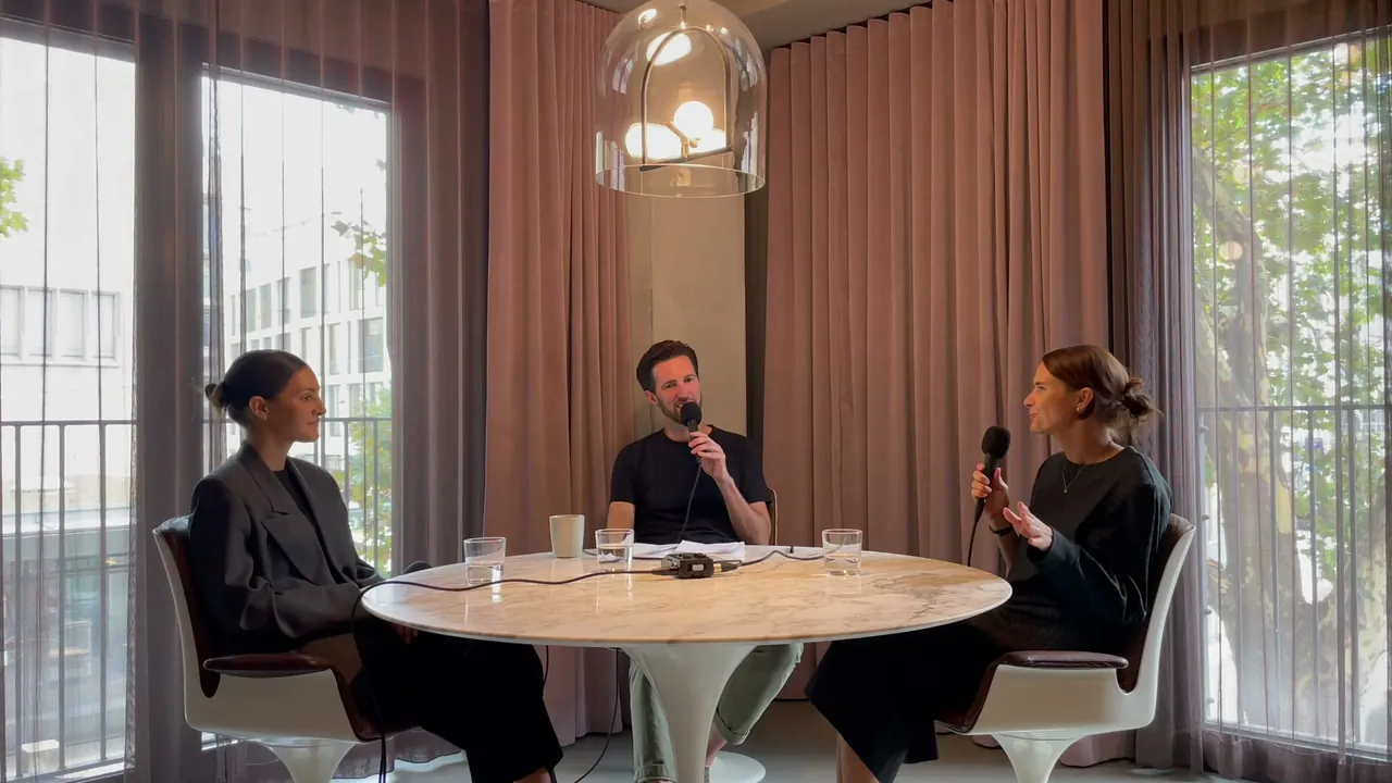 Standbild aus der Episode mit Emilia Bräutigam & Sabrina Ochs