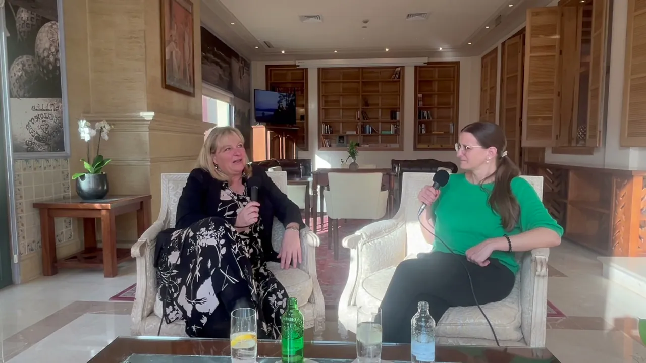 Standbild aus der Episode mit Britta Beringer