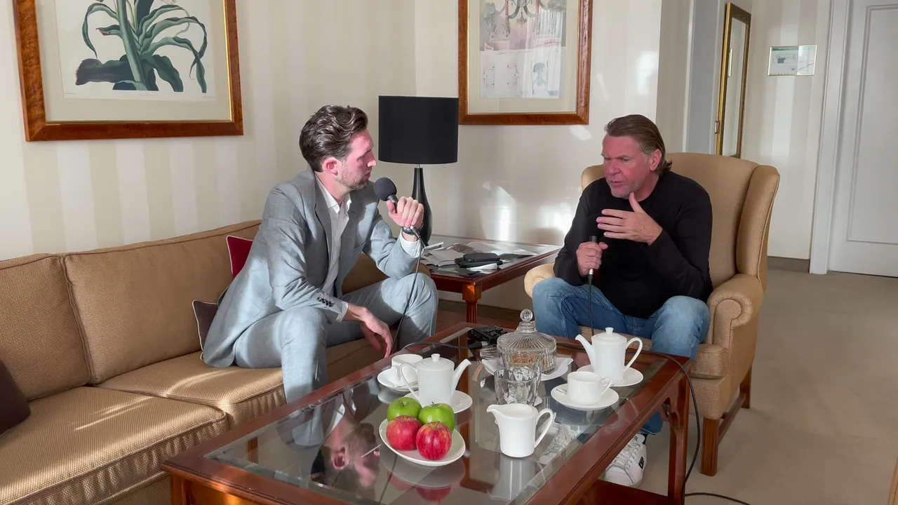 Standbild aus der Episode mit Carsten K. Rath