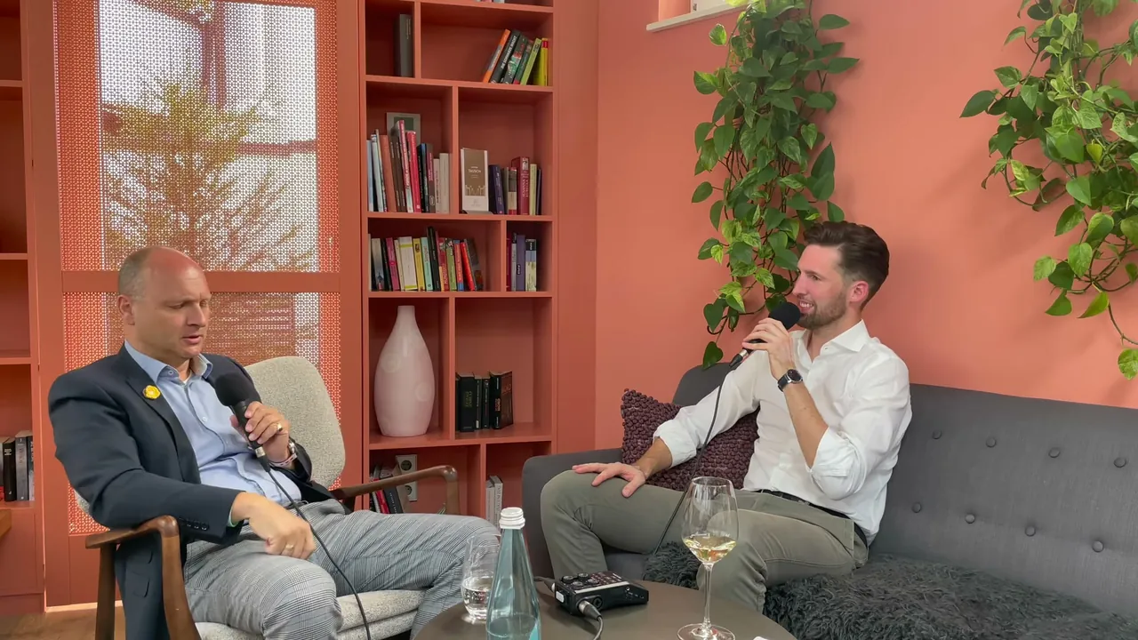 Standbild aus der Episode mit Dominic Müller