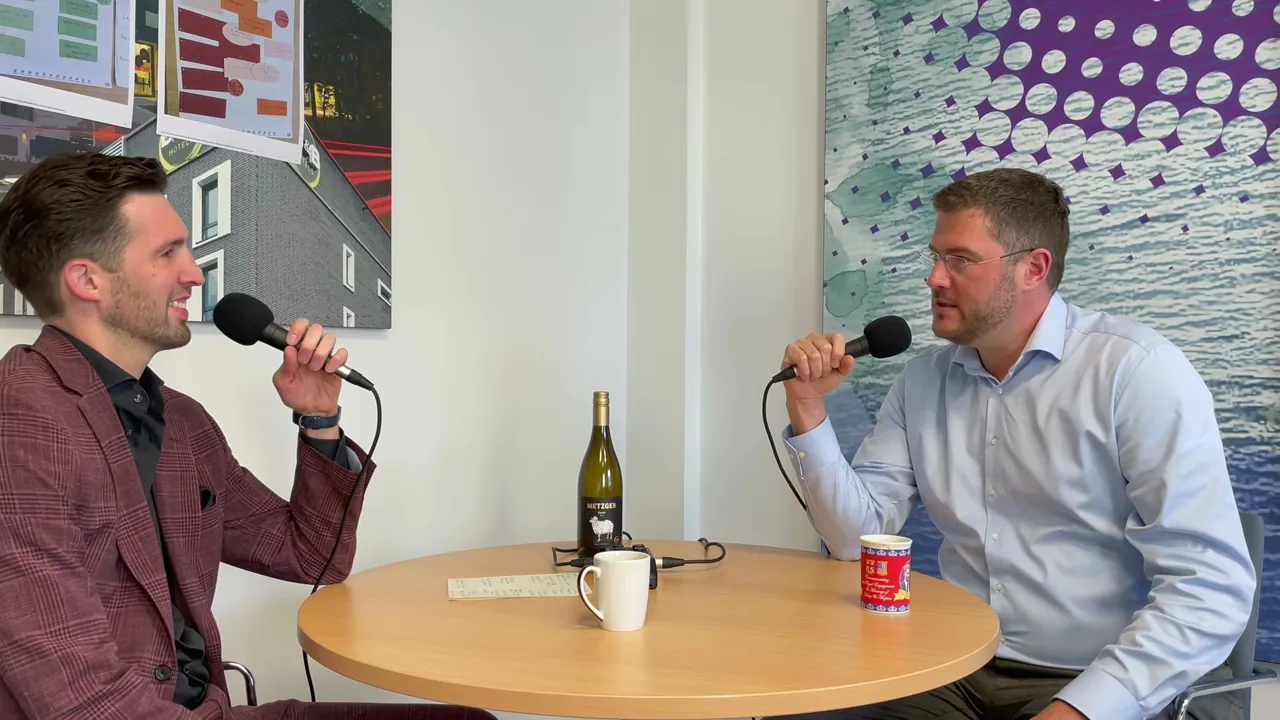 Standbild aus der Episode mit Max C. Luscher
