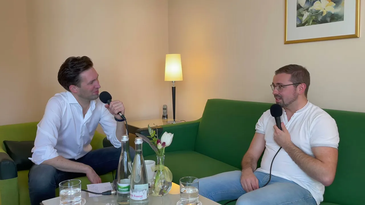 Standbild aus der Episode mit Maximilian Heger